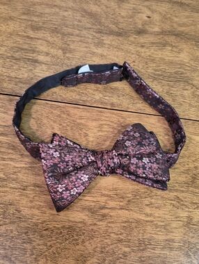 CALVIN KLEIN Men's Jacquard Floral Pre-Tied Bow Tie Burgundy & Pink
